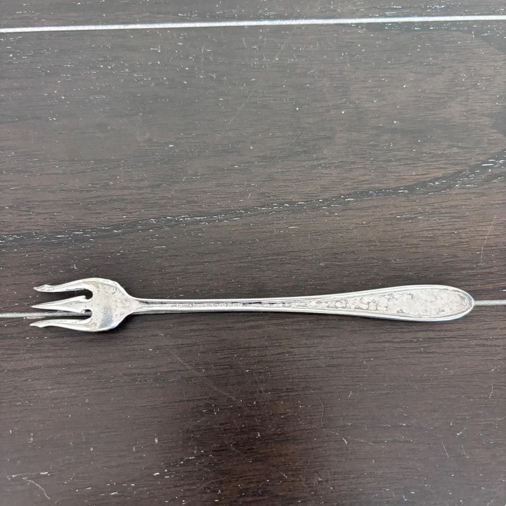 Oneida Community Par Plate | Bridal Wreath‎ | Silverplate Cocktail Fork | 1915